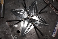 4 Garden weeders placed in a star pattern